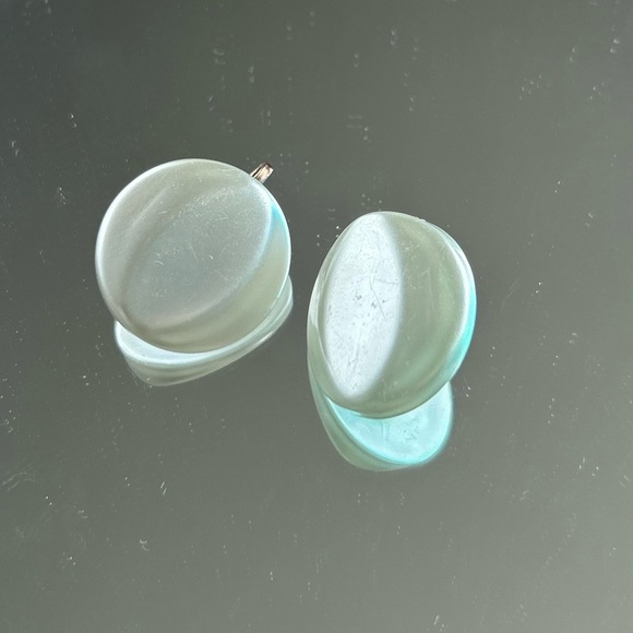 Antique Pearly White Clip-on Earrings - Picture 3 of 10